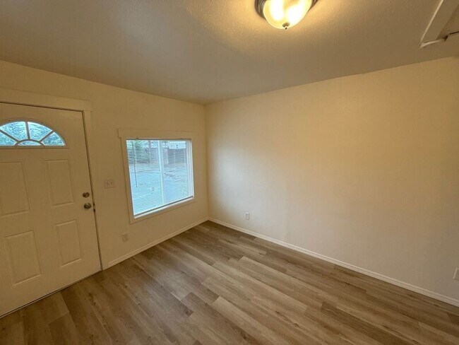 Building Photo - 3357 Portland Rd NE