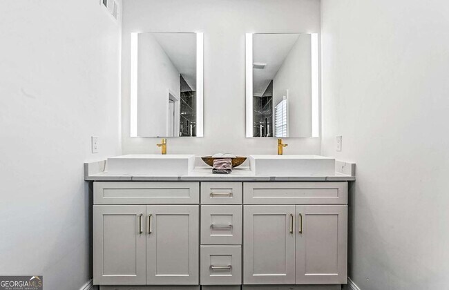 Building Photo - 620 Echo St NW