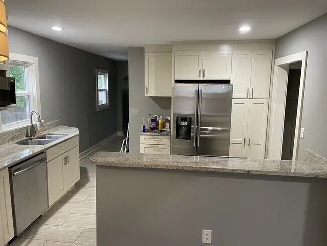 Building Photo - 2 Bedroom 1 Bathroom