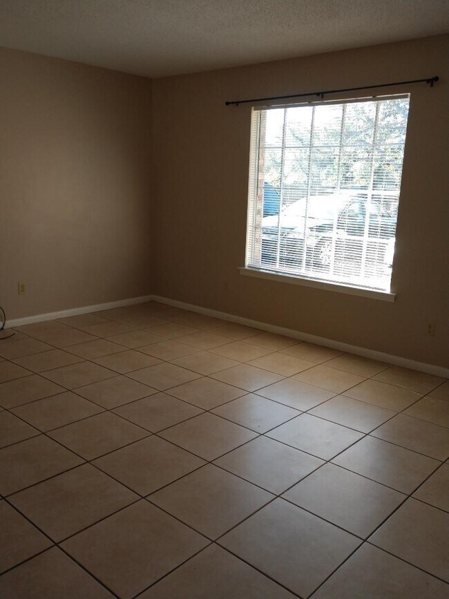 Building Photo - 106 Valencia Dr