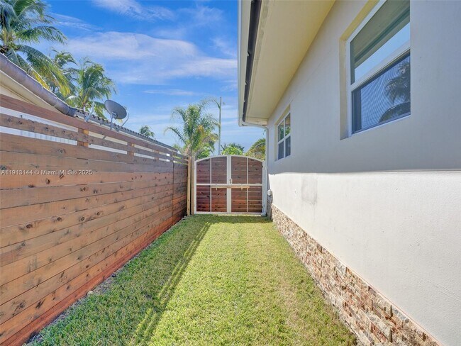 Building Photo - 2421 NE 7th Pl