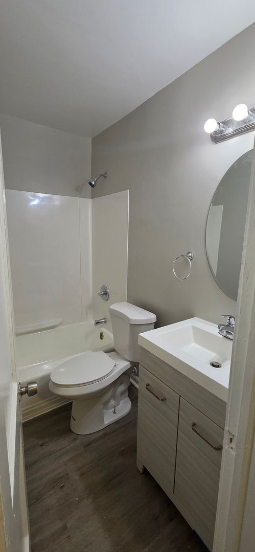 Building Photo - 1 Bedroom Upper Unit in Dundalk