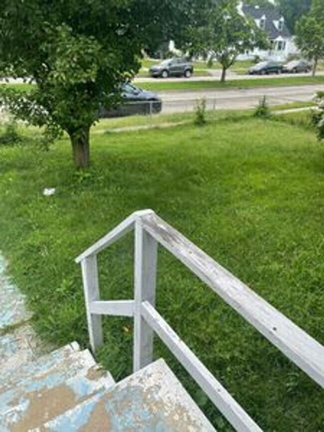 Building Photo - 2 bed house on Rva Northside!  Central hvac, hardwoods,all electric, lots of parking, laundry,