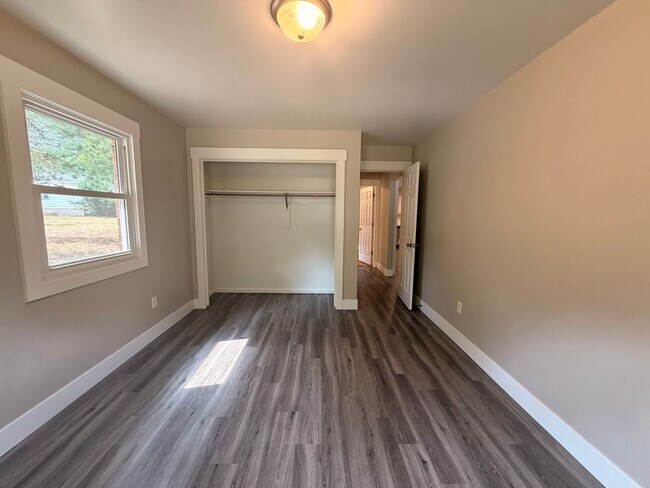 Building Photo - 5729 Ridgebrook Ave SE
