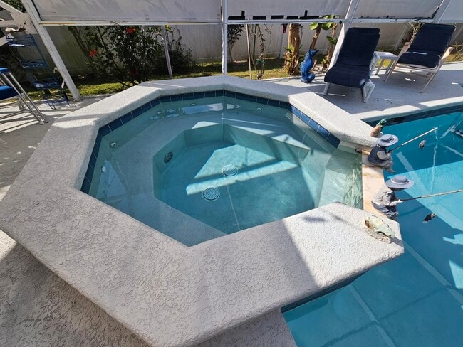 Building Photo - 2720 SE Kern Rd