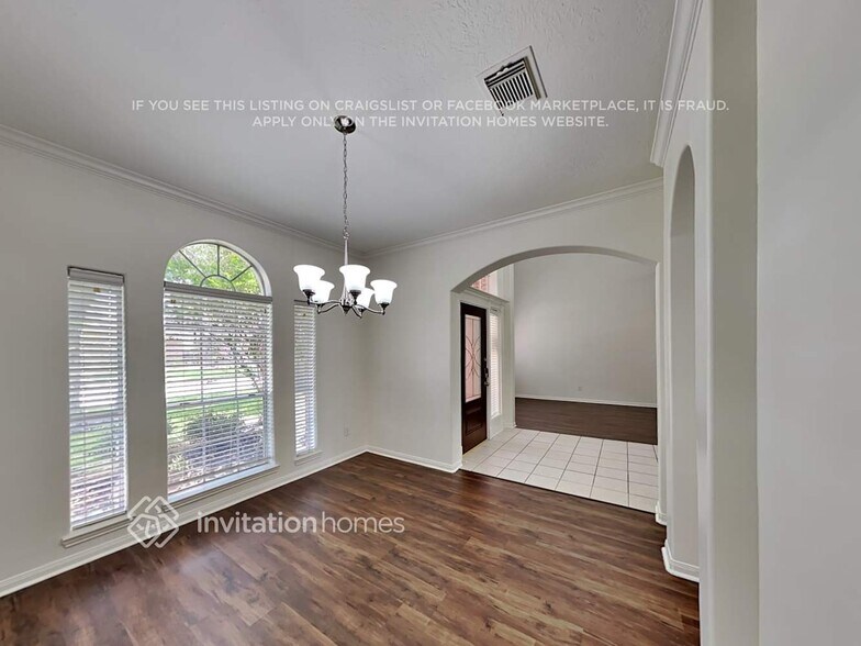 Building Photo - 1120 Sunset Lakes Dr