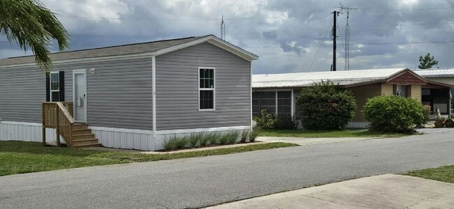 Primary Photo - 5 Victoria Ln