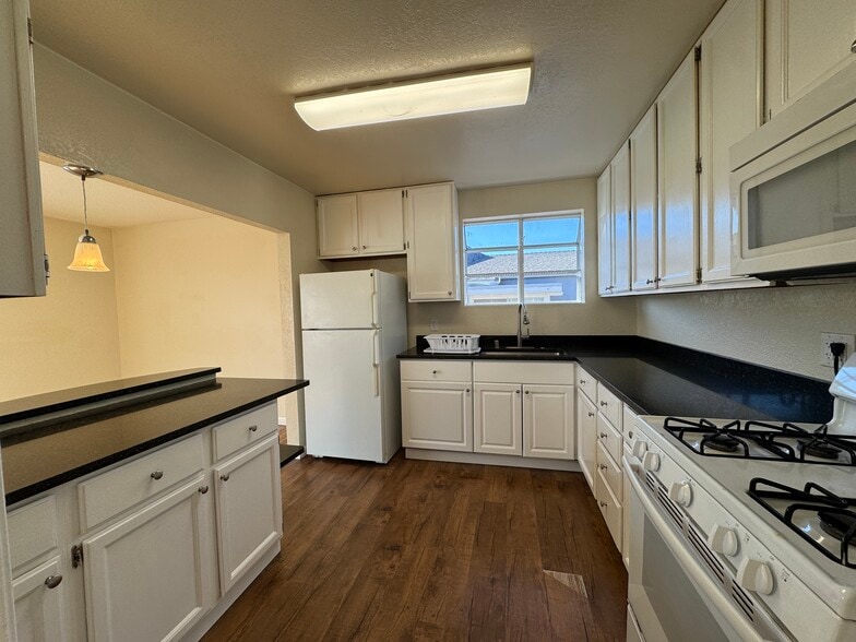 Building Photo - 211 Catalina Ave
