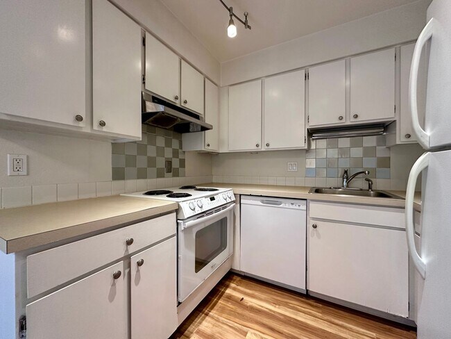 Building Photo - Charming 2-Bedroom Townhome in Sullivan's ...
