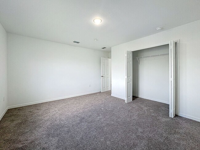 Building Photo - Townhouse For Lease in Saint Cloud