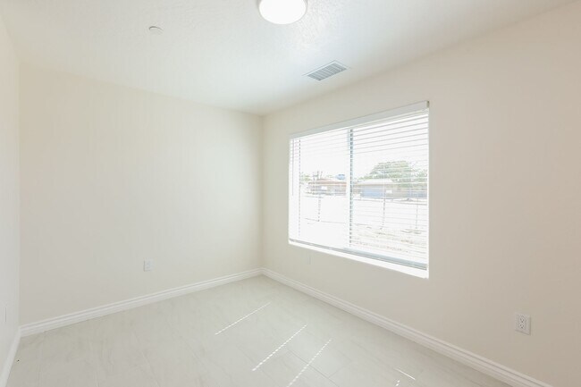 Building Photo - 16001 Live Oak St