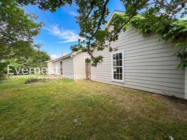 Building Photo - 3985 Fernway Dr