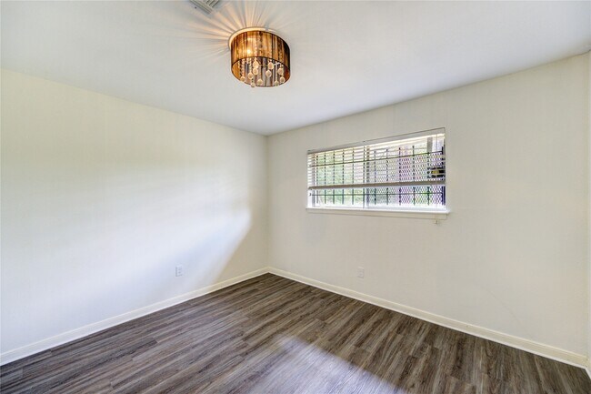 Building Photo - 9811 Shadydale Ln