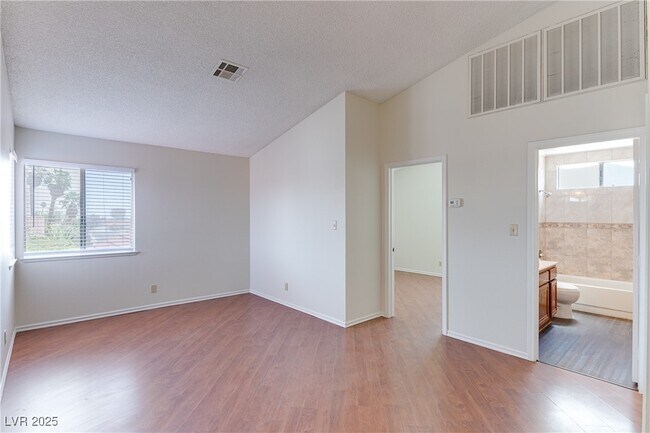 Building Photo - 1517 Kirby Dr