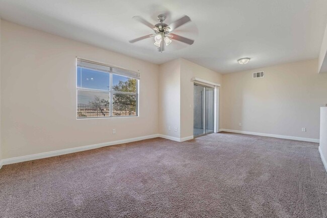 Building Photo - Beautiful Condo with Spacious Layout!