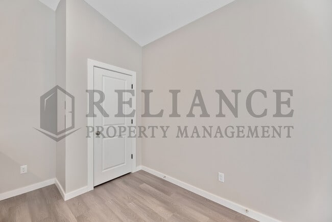 Building Photo - 5123 N Cypress St