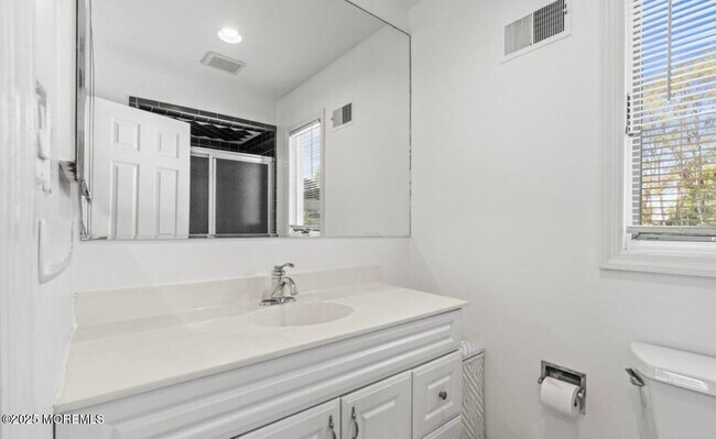 Building Photo - 16 Bridle Dr