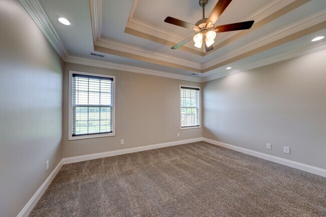 Building Photo - Sharp 3 bed 2 bath with Bonus room and nice fenced yard.
