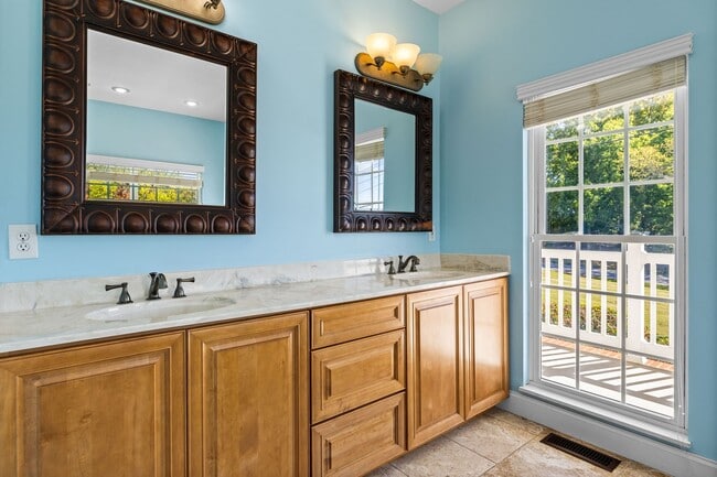 Building Photo - Greenback 37742 - 4 bedroom, 4.5 bath home - Contact Jeremy Logan (865) 307-2273