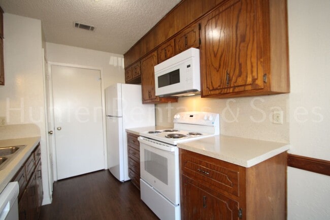 Building Photo - Charming Two-Bedroom Townhome with Fireplace