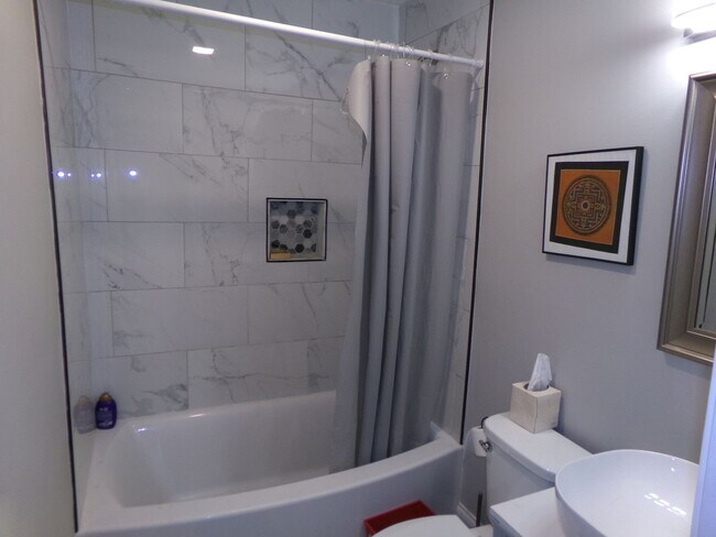 Building Photo - Fully furnished