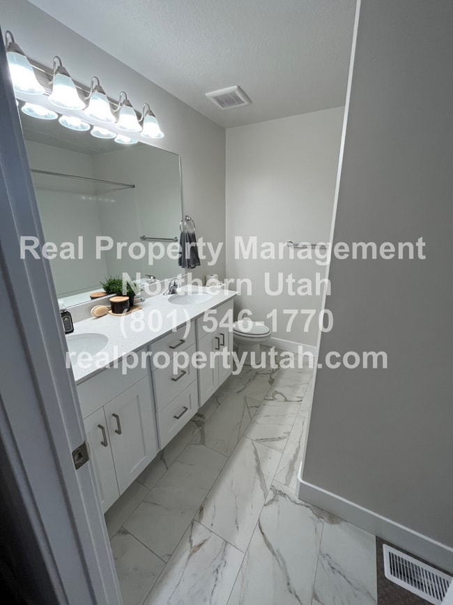 Building Photo - 3 Bedroom 2.5 Baths End Unit Townhome Avai...