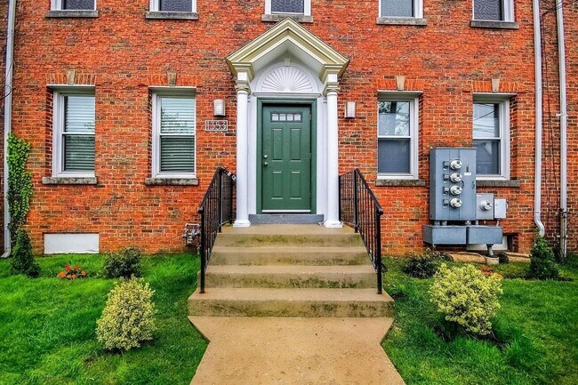 Building Photo - Bright and Spacious 2 Bedroom Abode in Bre...