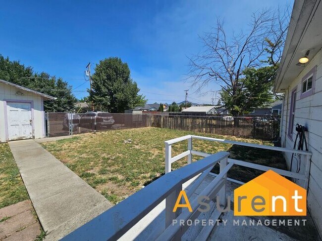 Building Photo - Spacious 3-Bedroom, 2-Bath Home in Convenient Medford Location