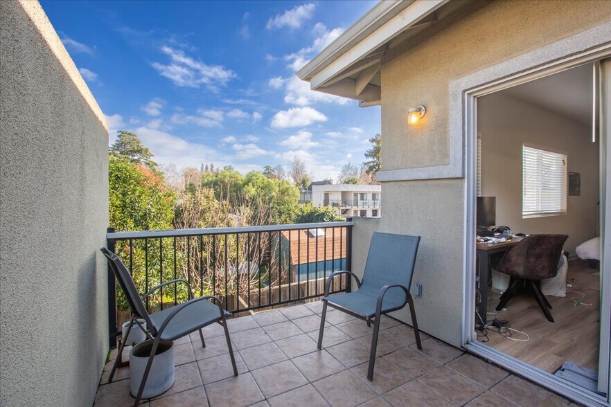 Building Photo - 1084 Portola Ave