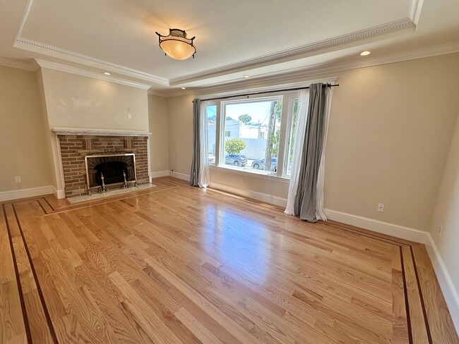 Building Photo - Beautiful Single Family Home in the Sunset...