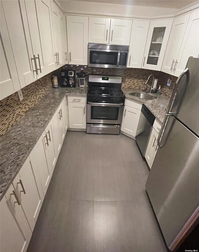 Building Photo - 90-17 Holland Ave