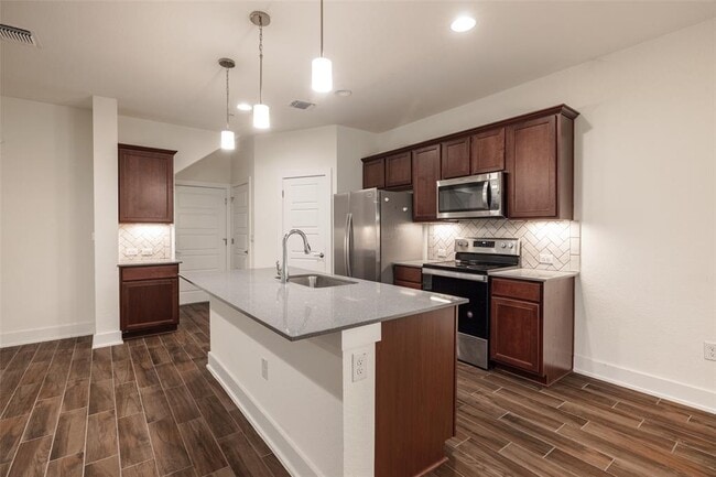 Building Photo - 1705 Roseburg Dr