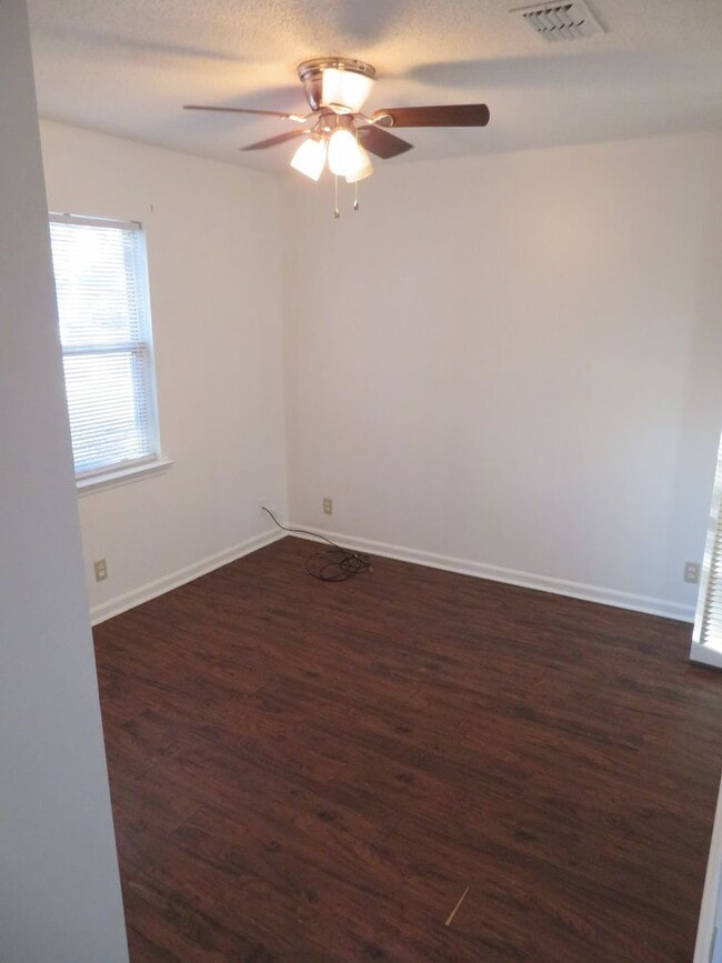 Building Photo - Lakemont