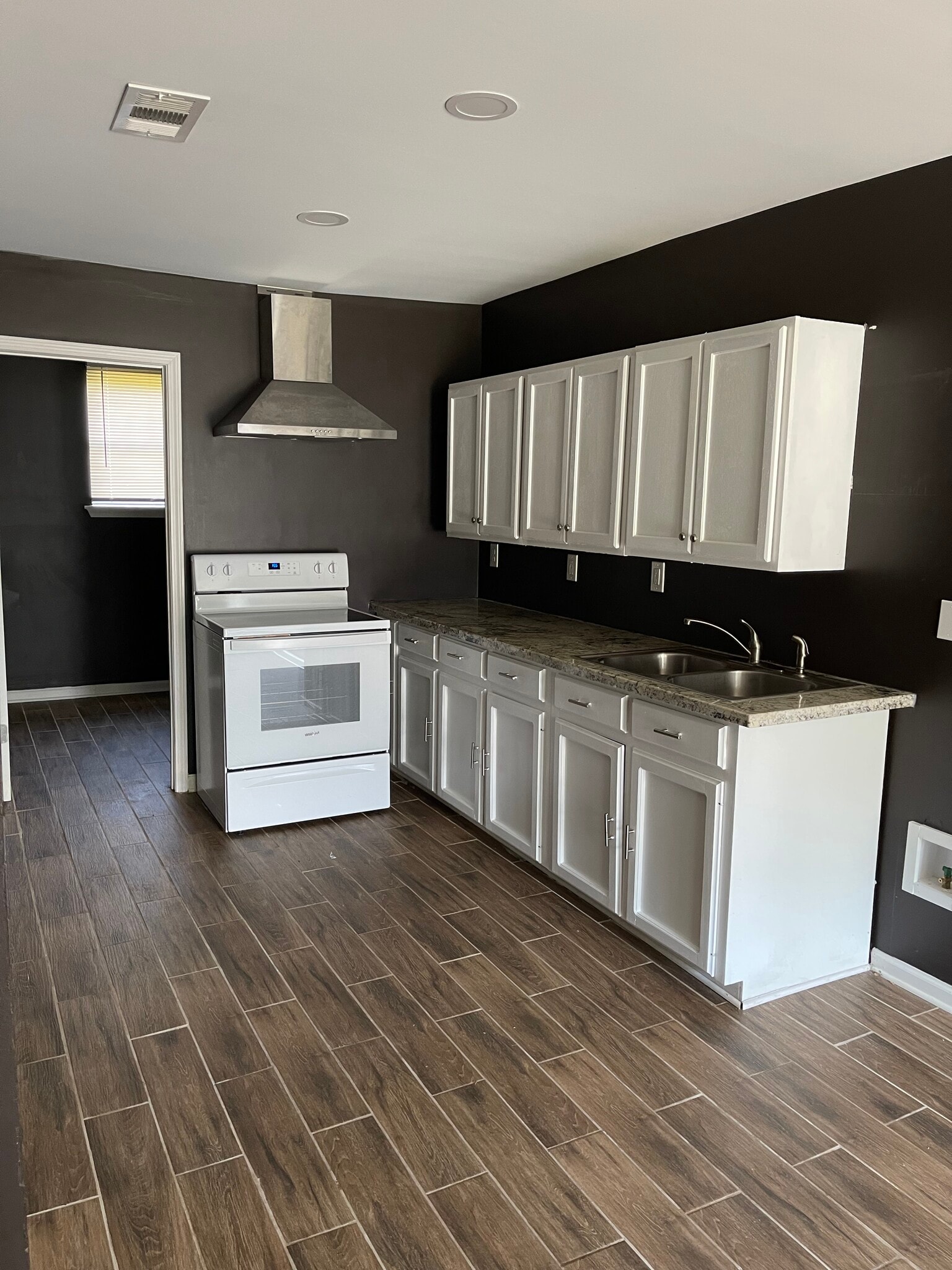 Building Photo - 1555 Swan Ave