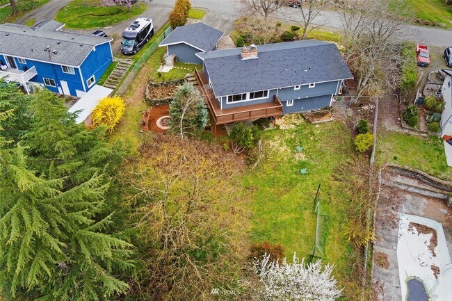 Building Photo - Beautiful 4 Bedroom Close to Everything!