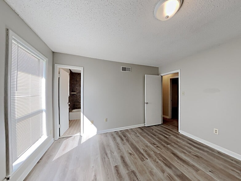 Building Photo - 8401 Southernwood Cove