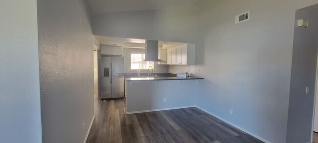 Building Photo - Lovely Temecula Home! Utilities paid!