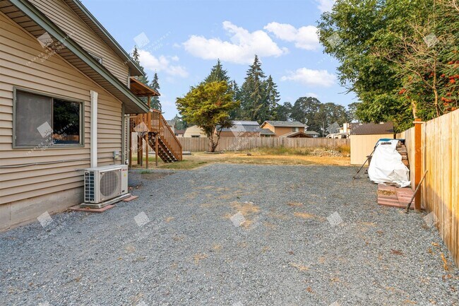 Building Photo - 4BR + Finished Heated Garage | Fenced 1/4 Acre | Mins to JBLM