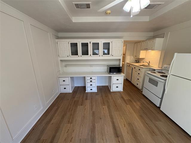 Building Photo - 900 N Austin St