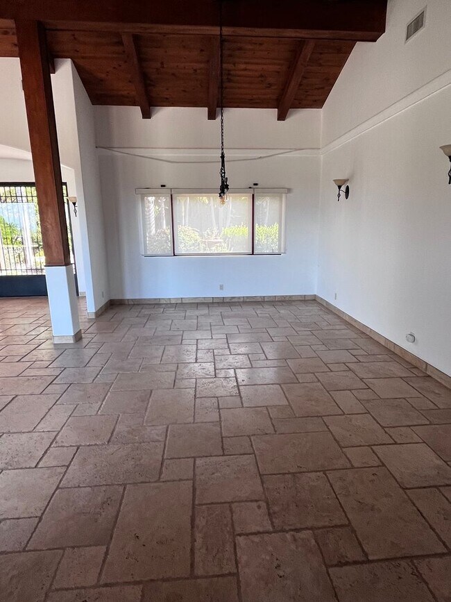 Building Photo - Montecito Property with a View and a Pool ...
