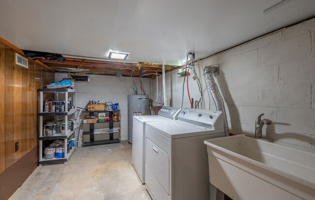 Building Photo - 2 bed and 1.5bath house with office space ...
