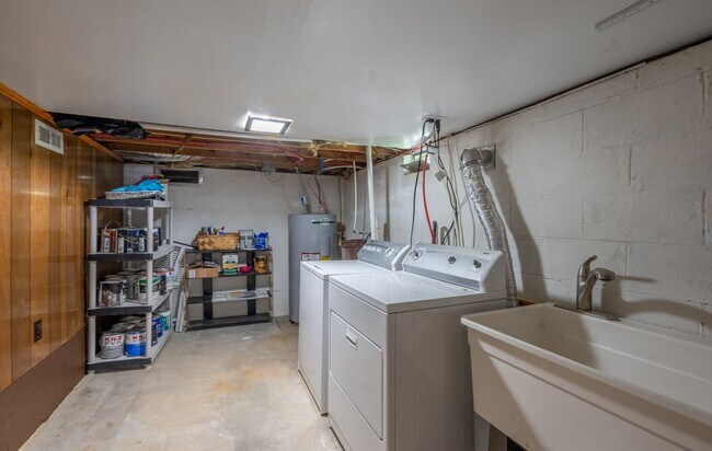 Building Photo - 2+ bedrooms and 1.5bath house with office ...