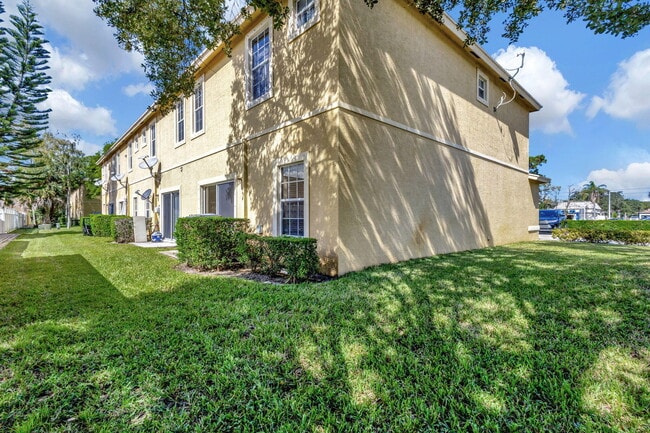 Building Photo - 1439 Hawthorne Pl