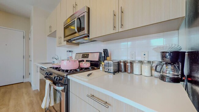 Building Photo - 573 Bedford St