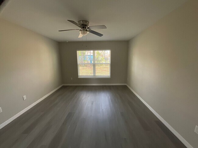 Building Photo - Custom Home - Desirable SE Ocala Neighborhood 3/2/2 **Won't Last**