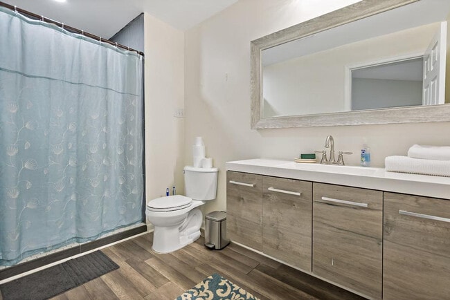 Building Photo - 2017 Woodford Rd