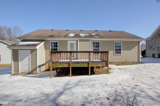 Building Photo - Cozy 3 bd 2 bath in the heart of Clarksville.  Fresh paint and Flooring!