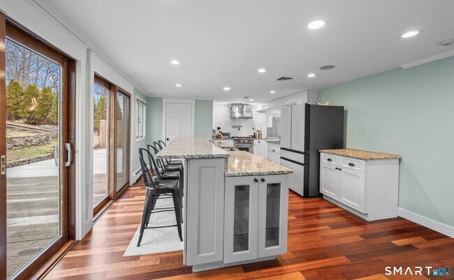 Building Photo - 297 South Rd