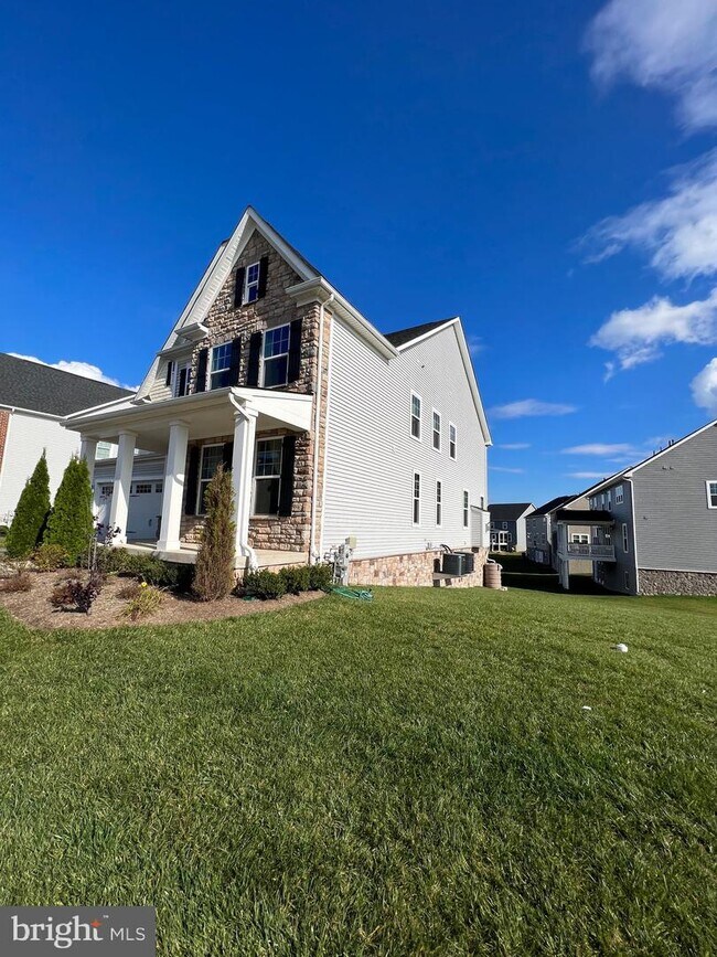 Building Photo - 8227 S Maple Lawn Blvd