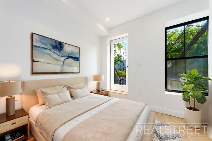 Building Photo - 3 Bed 3 Bath with W/D in unit!